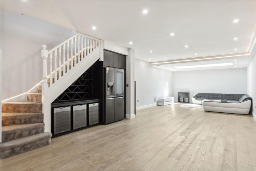 Flat in London, United Kingdom, 234 m² - picture 13