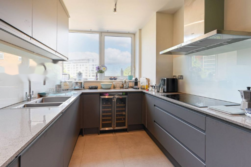 Flat in London, United Kingdom, 141 m² - picture 13