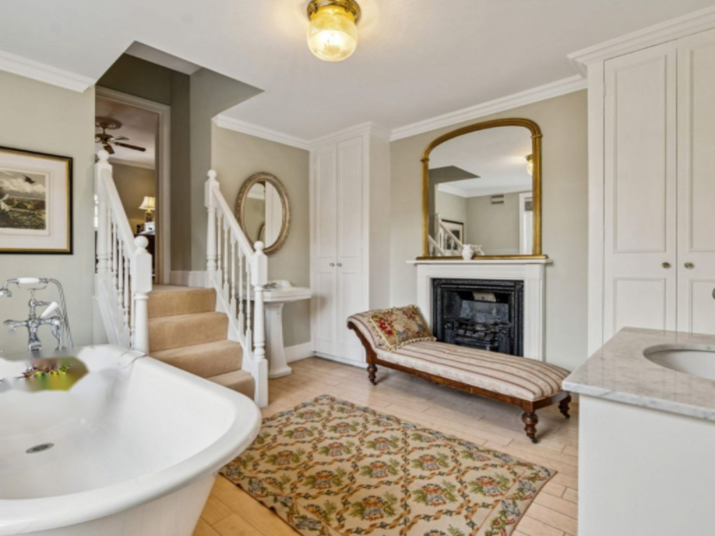 Flat in London, United Kingdom, 206 m² - picture 14