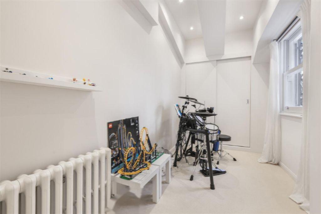 Flat in London, United Kingdom, 233 m² - picture 14