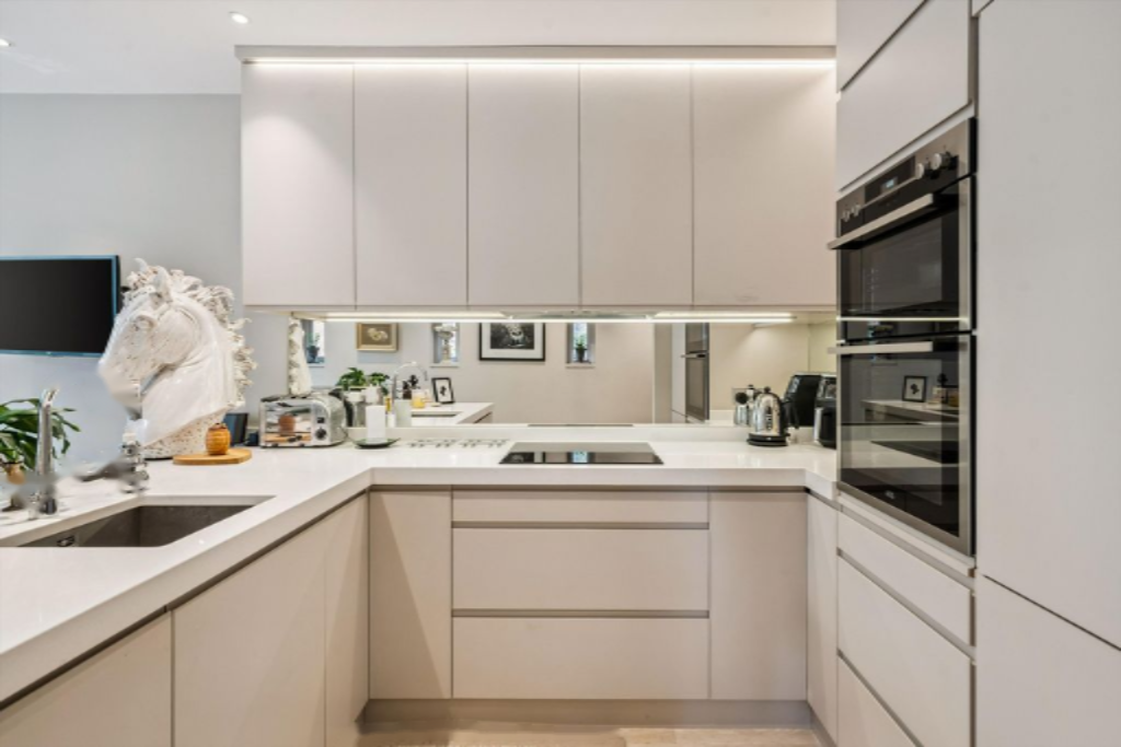 Flat in London, United Kingdom, 130 m² - picture 14