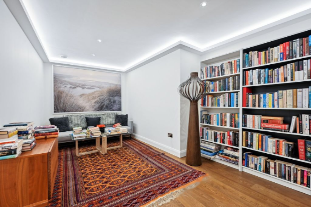 Flat in London, United Kingdom, 213 m² - picture 14