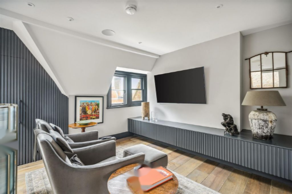Flat in London, United Kingdom, 131 m² - picture 14