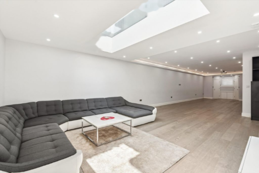 Flat in London, United Kingdom, 234 m² - picture 15