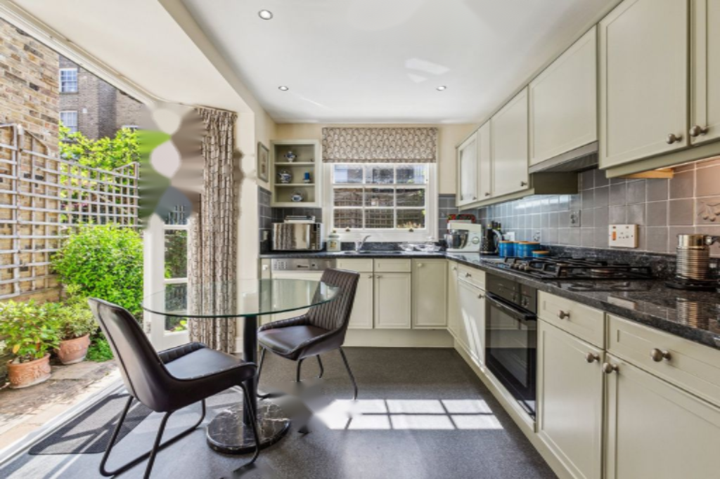 Flat in London, United Kingdom, 127 m² - picture 15