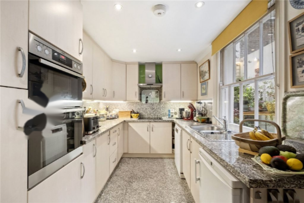 Flat in London, United Kingdom, 241 m² - picture 15