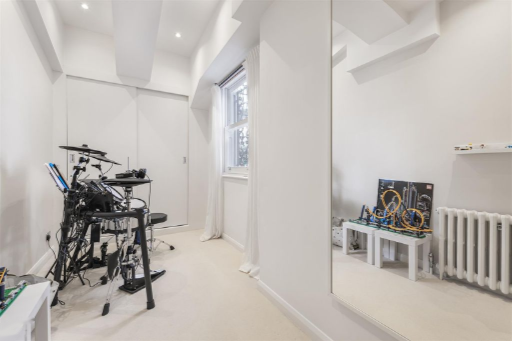 Flat in London, United Kingdom, 233 m² - picture 15