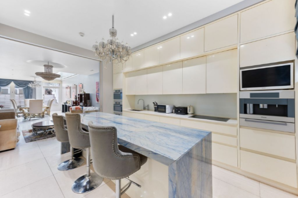 Flat in London, United Kingdom, 287 m² - picture 16