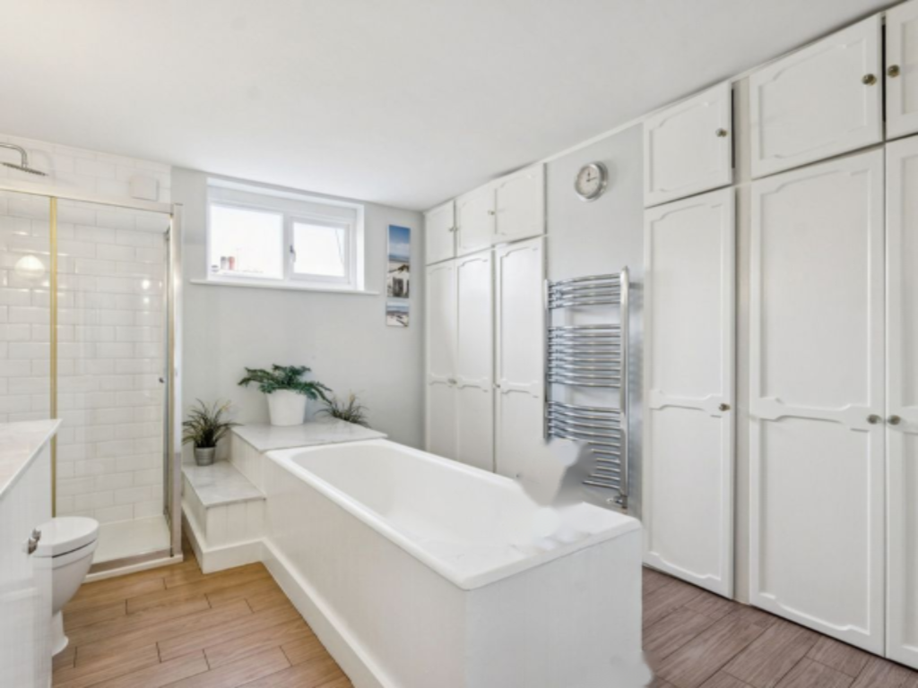 Flat in London, United Kingdom, 206 m² - picture 16