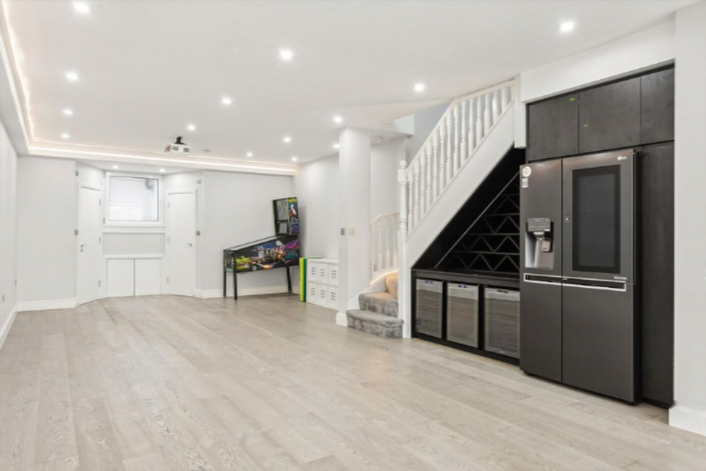 Flat in London, United Kingdom, 234 m² - picture 16