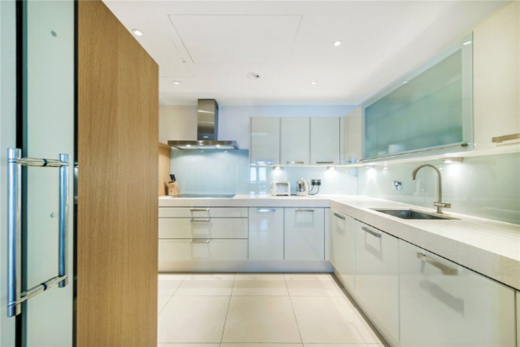 Flat in London, United Kingdom, 91 m² - picture 17