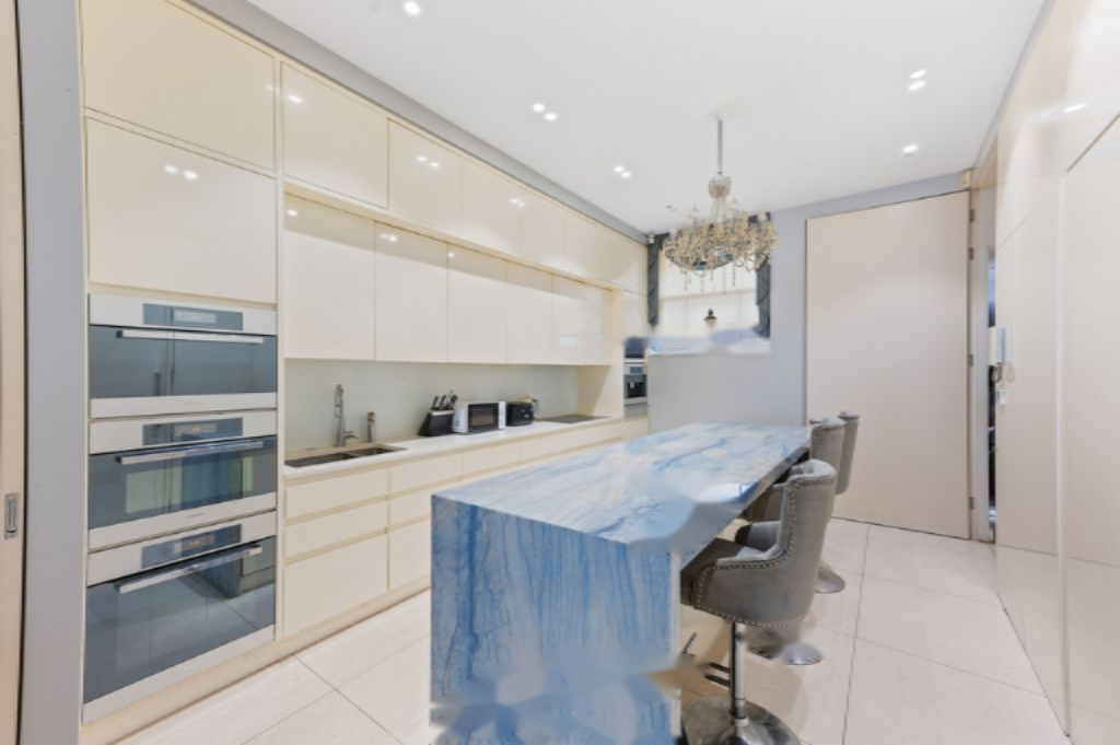 Flat in London, United Kingdom, 287 m² - picture 17