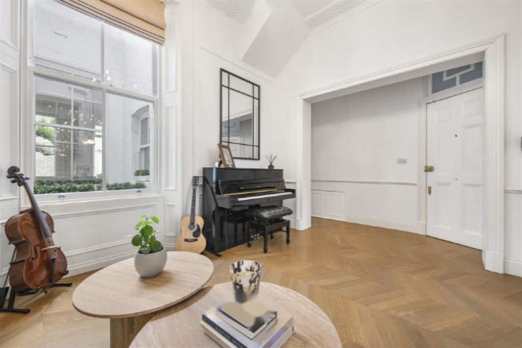 Flat in London, United Kingdom, 233 m² - picture 17