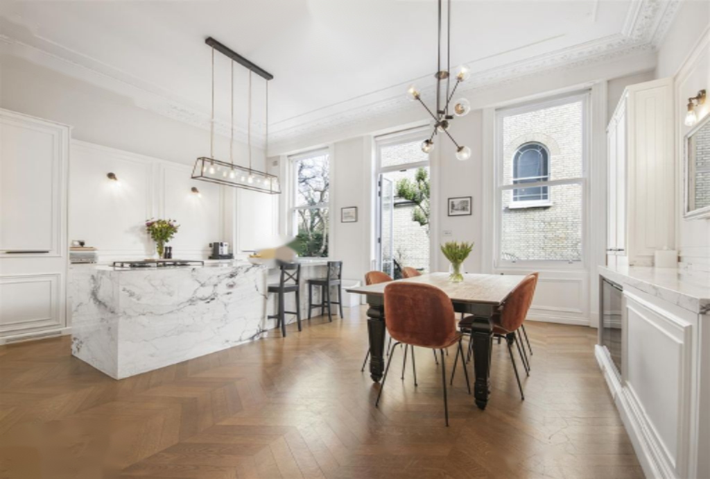 Flat in London, United Kingdom, 233 m² - picture 19