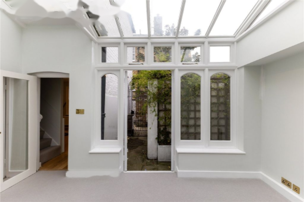 Flat in London, United Kingdom, 61 m² - picture 1