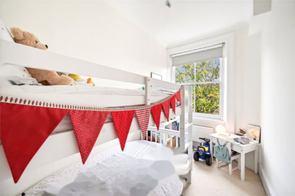 Flat in London, United Kingdom, 87 m² - picture 2