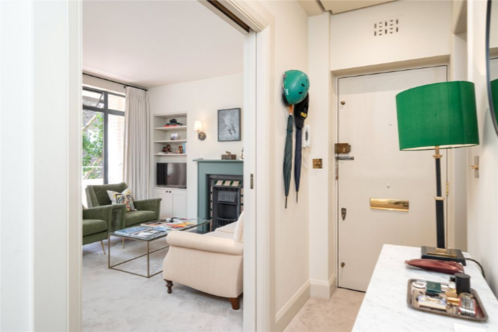 Flat in London, United Kingdom, 59 m² - picture 2