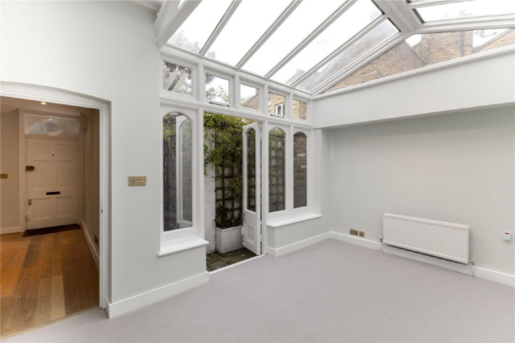 Flat in London, United Kingdom, 61 m² - picture 2