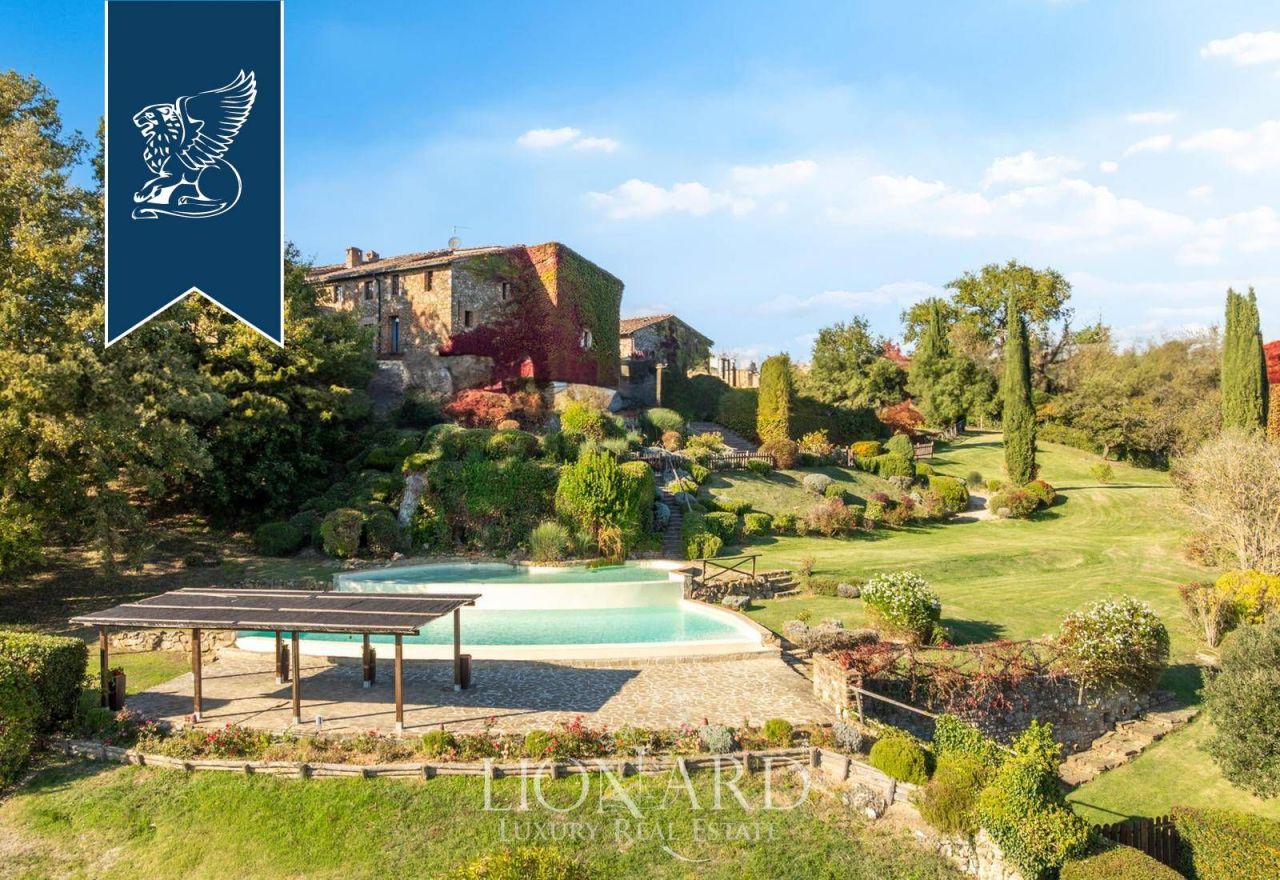 Farm in Siena, Italy, 900 m² - picture 1