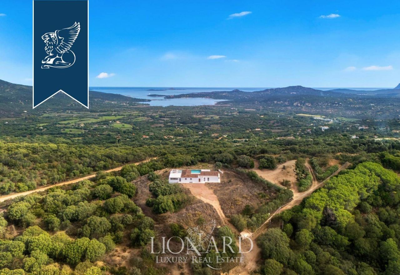 Villa in Olbia, Italien, 300 m² - Foto 1