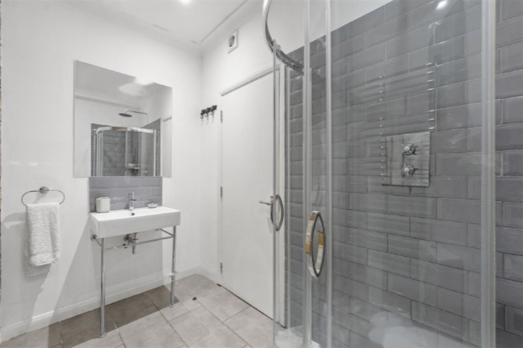 Flat in London, United Kingdom, 42 m² - picture 1