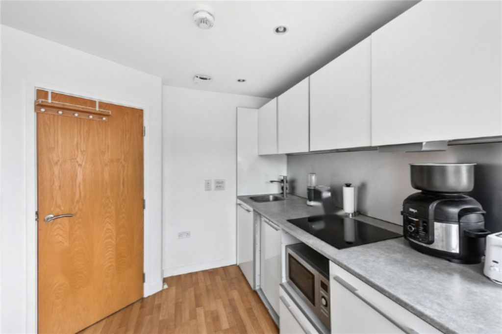 Flat in London, United Kingdom, 42 m² - picture 1
