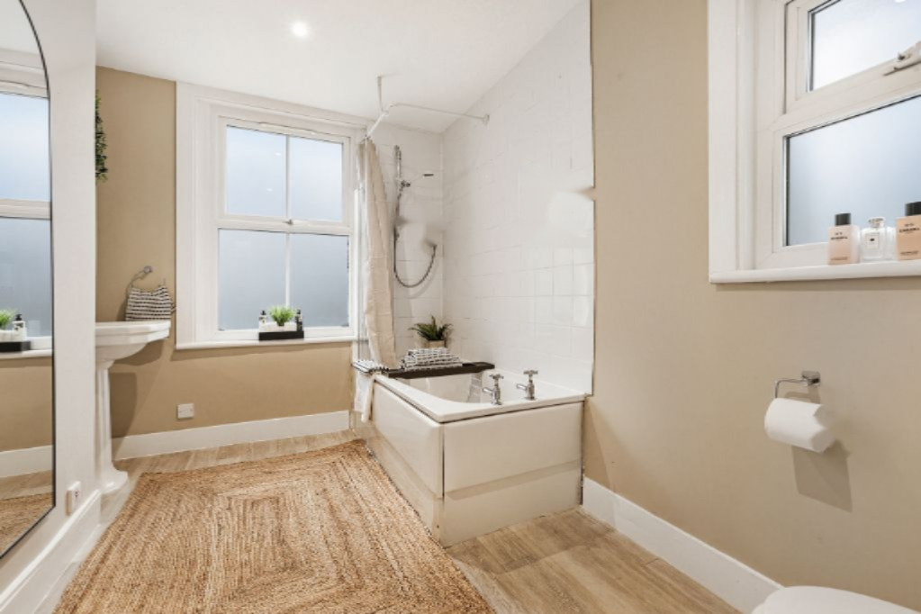 Flat in London, United Kingdom, 91 m² - picture 1