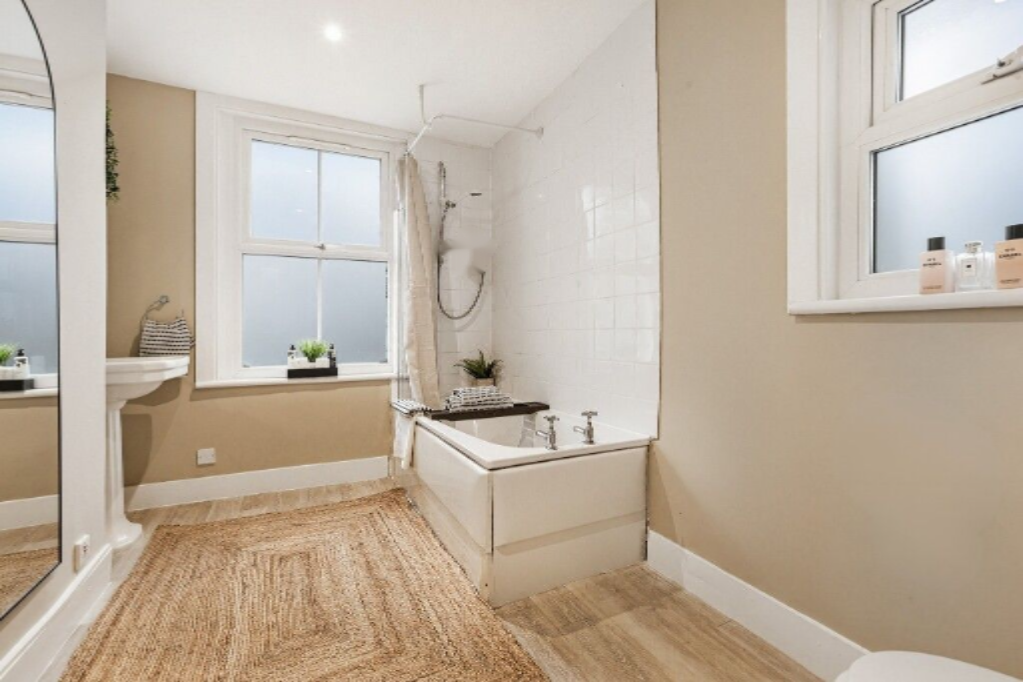 Flat in London, United Kingdom, 105 m² - picture 2