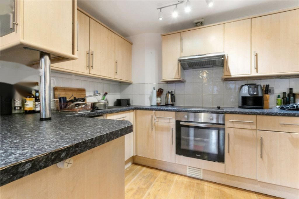 Flat in London, United Kingdom, 44 m² - picture 2