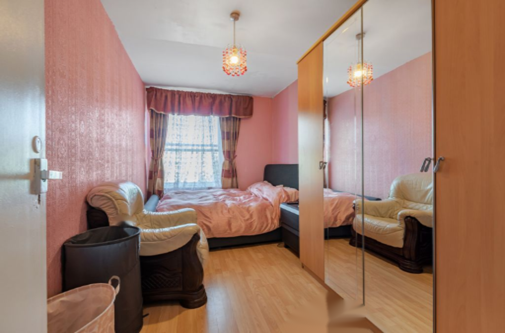 Flat in London, United Kingdom - picture 1