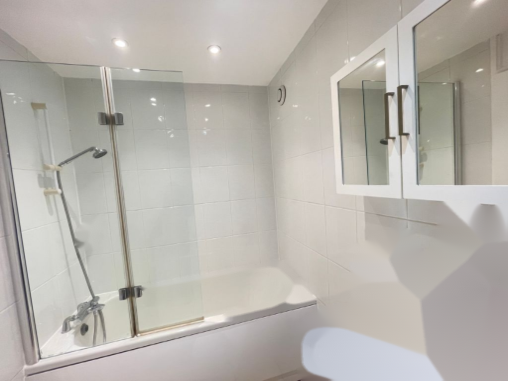 Flat in London, United Kingdom - picture 1