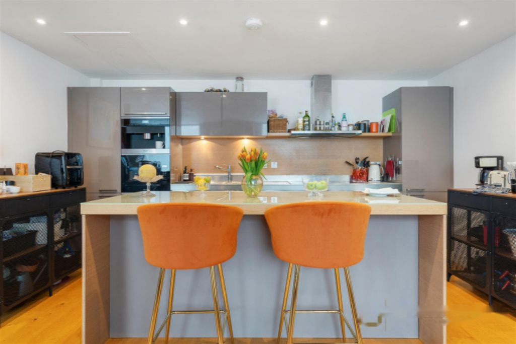 Flat in London, United Kingdom, 195 m² - picture 1