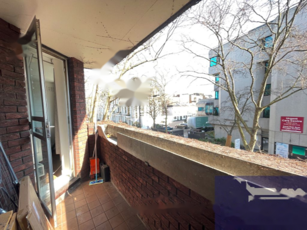 Flat in London, United Kingdom - picture 1