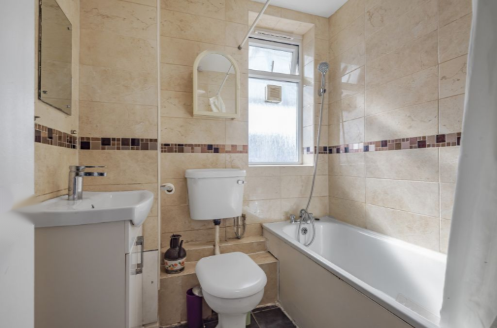 Flat in London, United Kingdom - picture 2