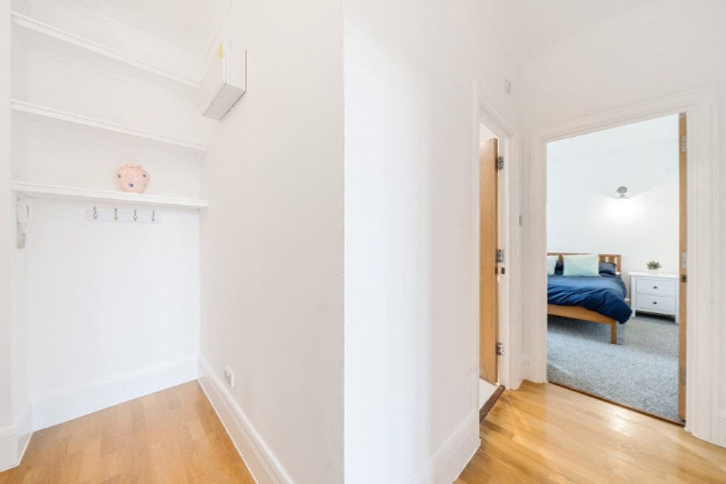 Flat in London, United Kingdom, 47 m² - picture 2