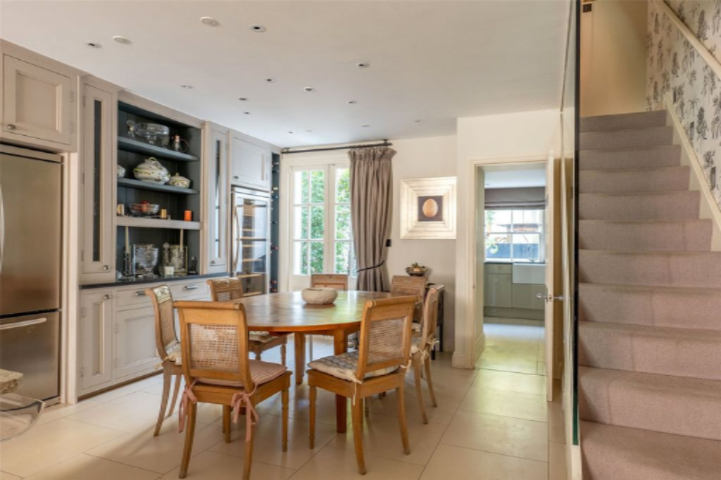 Flat in London, United Kingdom, 206 m² - picture 2