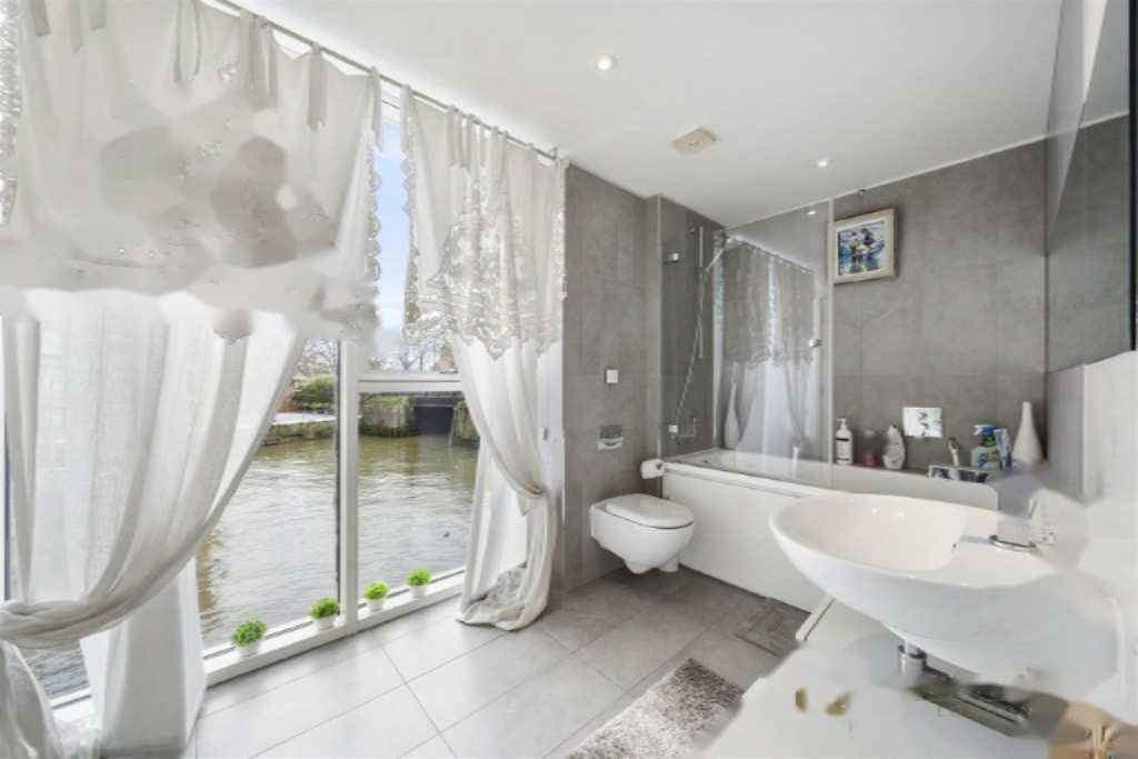 Flat in London, United Kingdom, 132 m² - picture 3