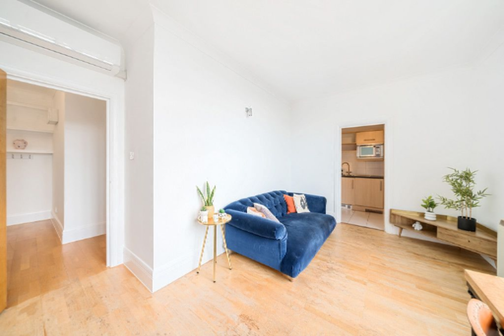 Flat in London, United Kingdom, 47 m² - picture 3