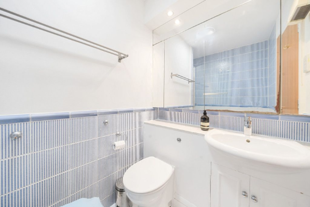 Flat in London, United Kingdom, 47 m² - picture 13