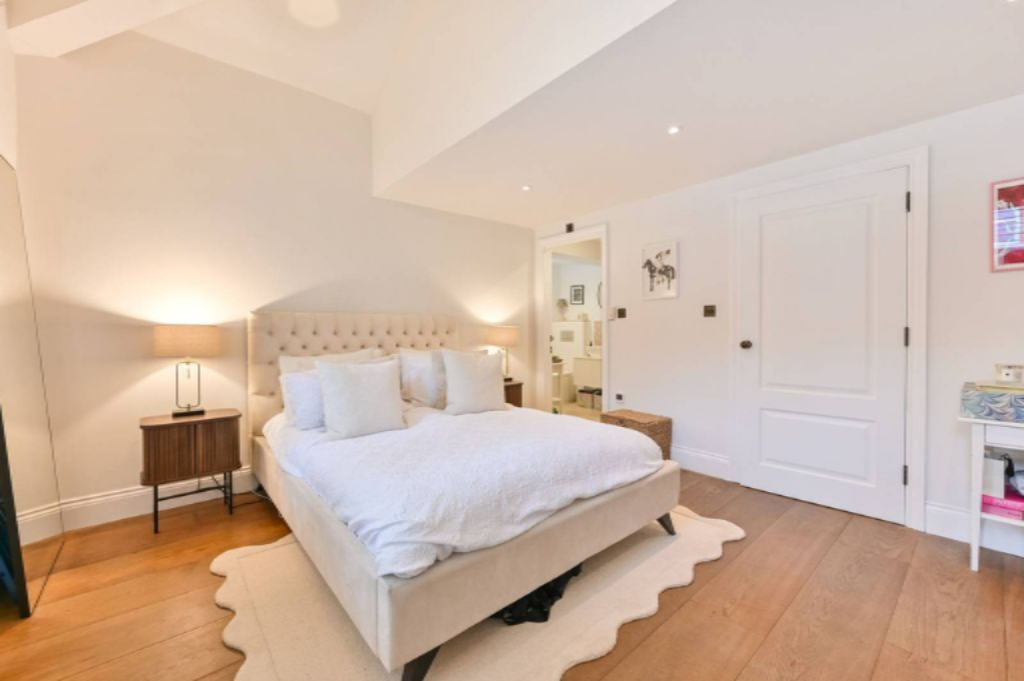 Flat in London, United Kingdom, 201 m² - picture 1