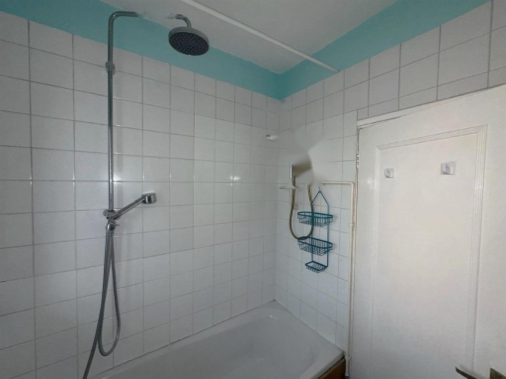 Flat in London, United Kingdom - picture 1