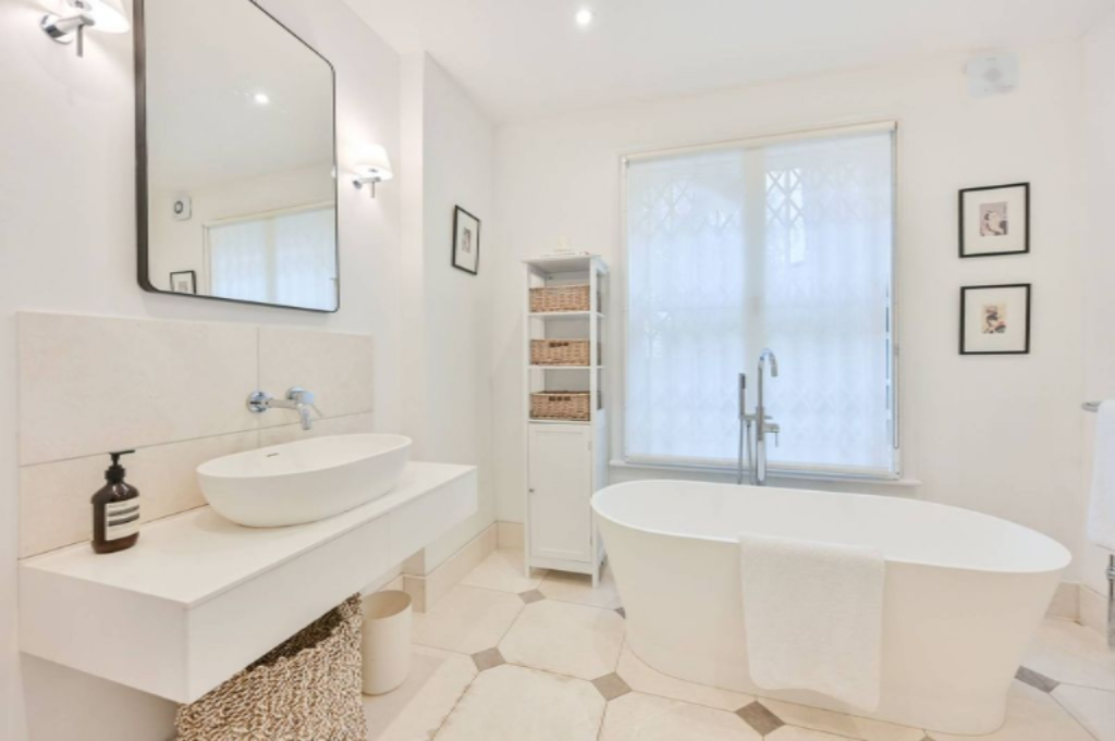 Flat in London, United Kingdom, 201 m² - picture 2