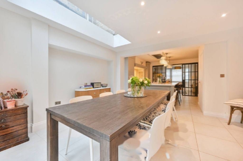 Flat in London, United Kingdom, 201 m² - picture 10