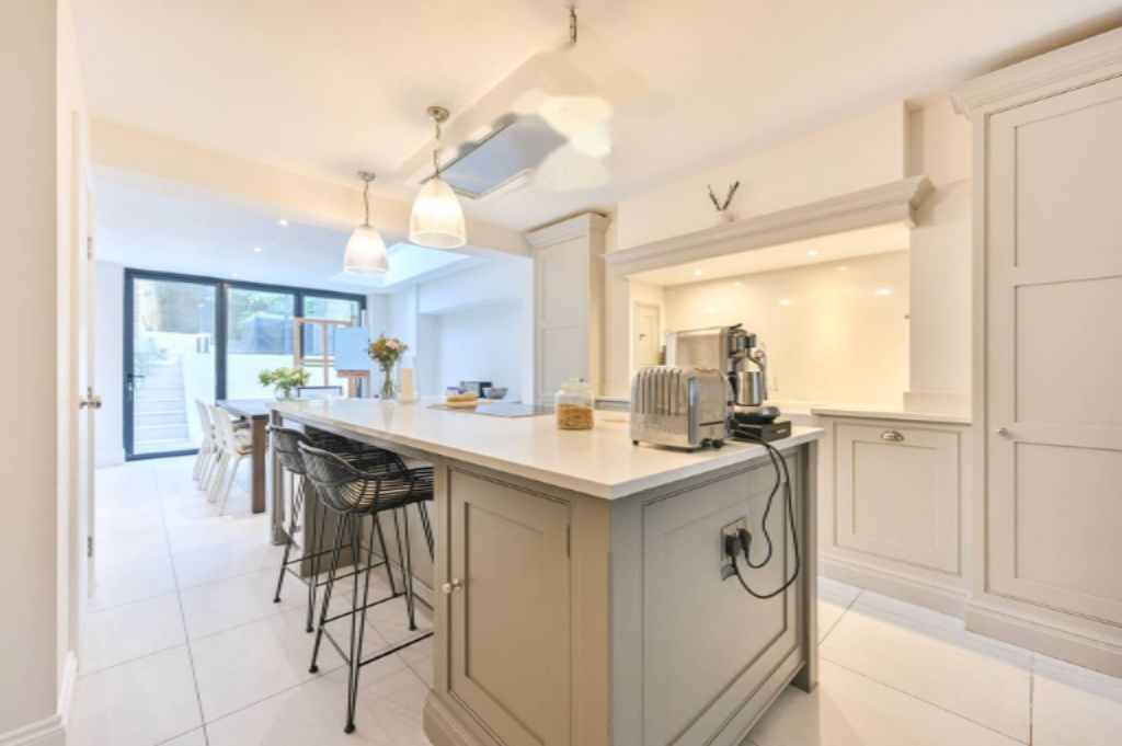 Flat in London, United Kingdom, 201 m² - picture 16