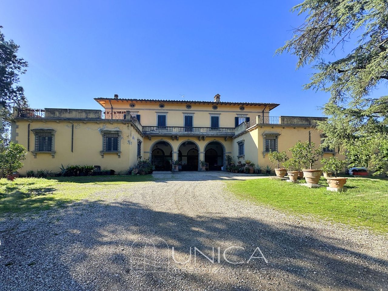Villa in Prato, Italy, 1 650 m² - picture 1