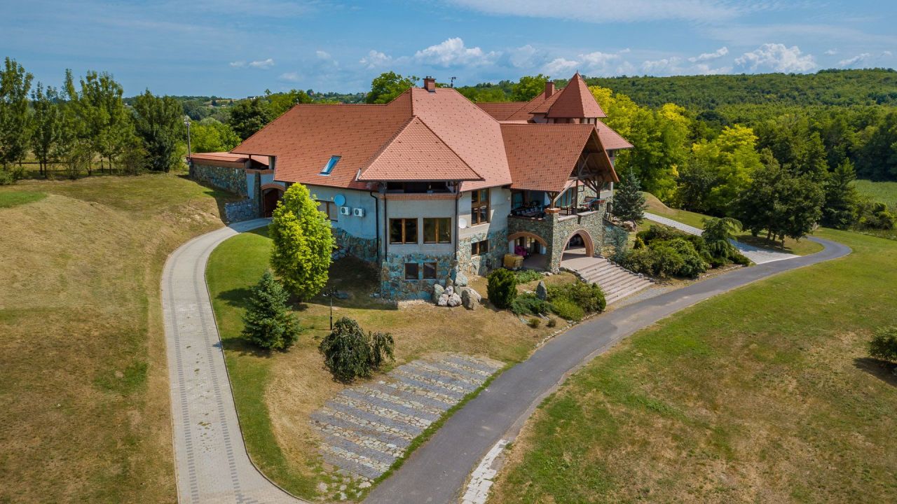 Villa in Siofok, Hungary, 950 m² - picture 1