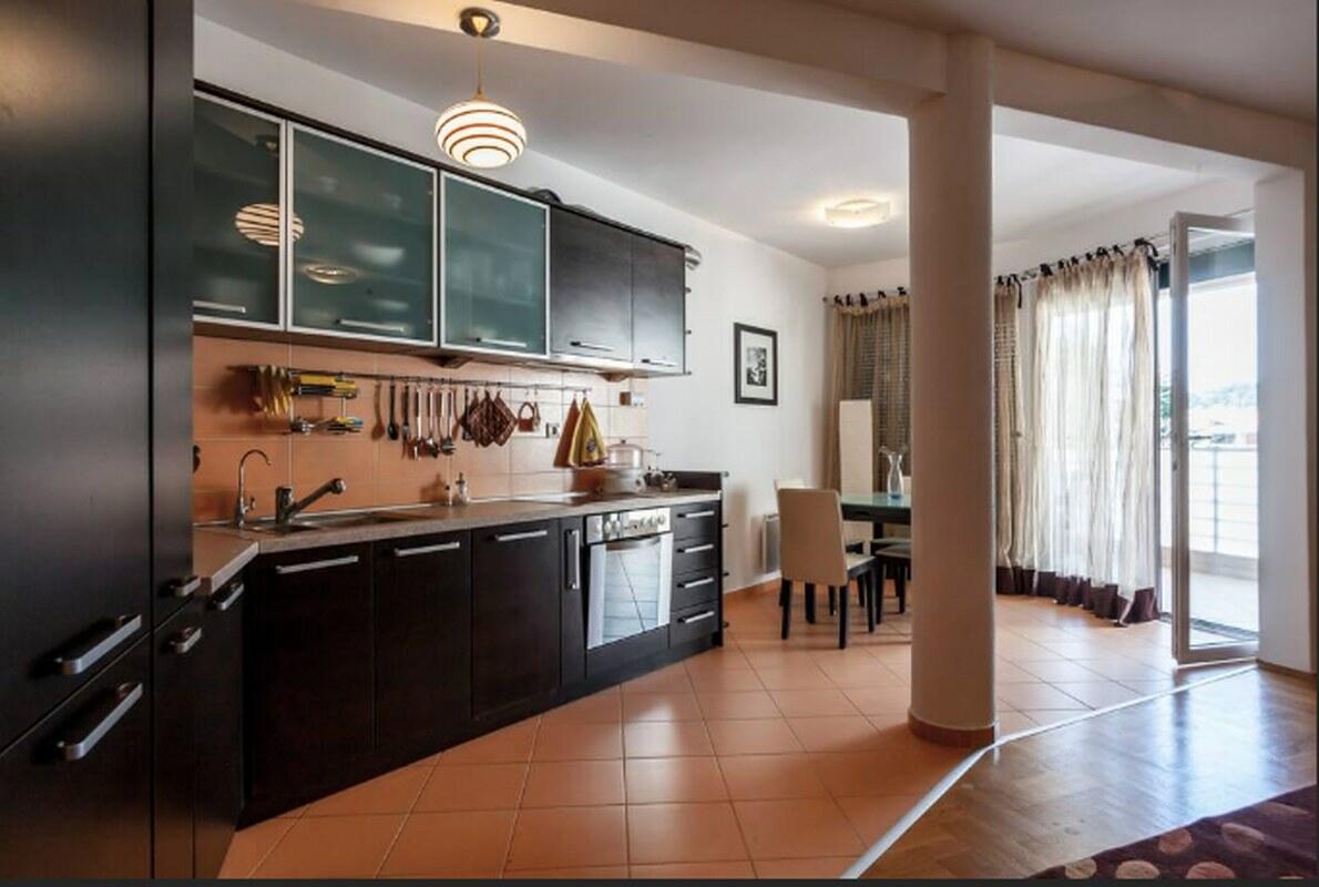 Flat in Petrovac, Montenegro, 84 m² - picture 1