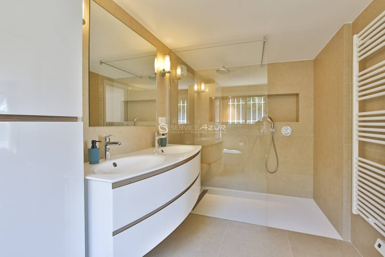 Villa à Antibes, France, 300 m² - image 17