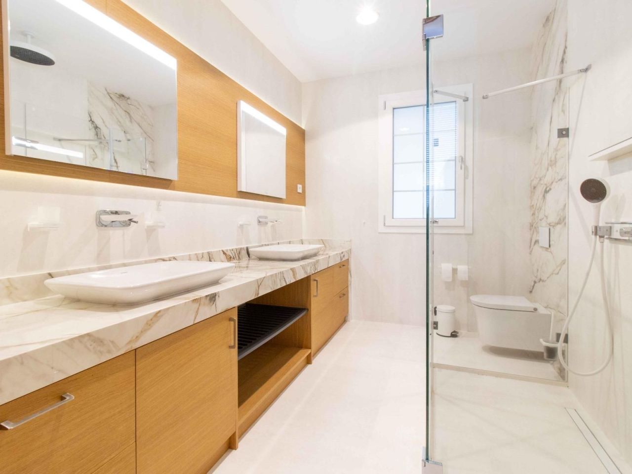 Casa en Kyrenia, Chipre, 745 m² - imagen 1