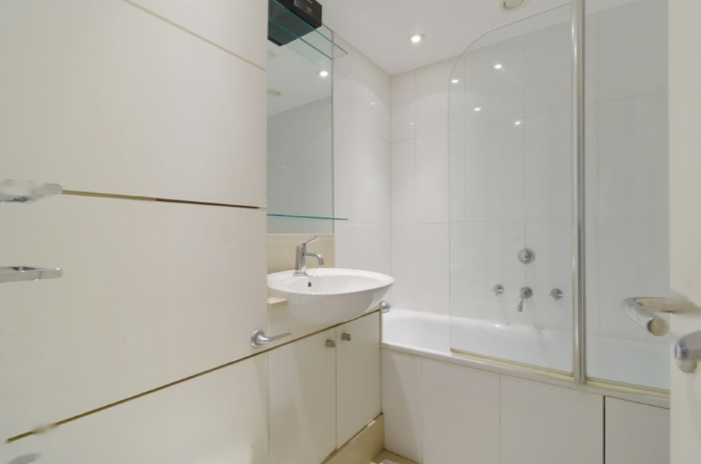 Flat in London, United Kingdom, 48 m² - picture 2
